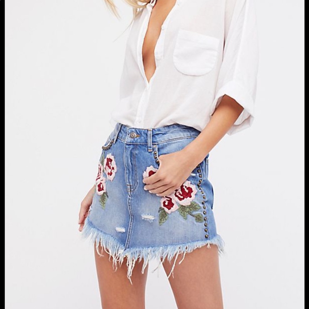 Like new Free People wild roses embroidered skirt